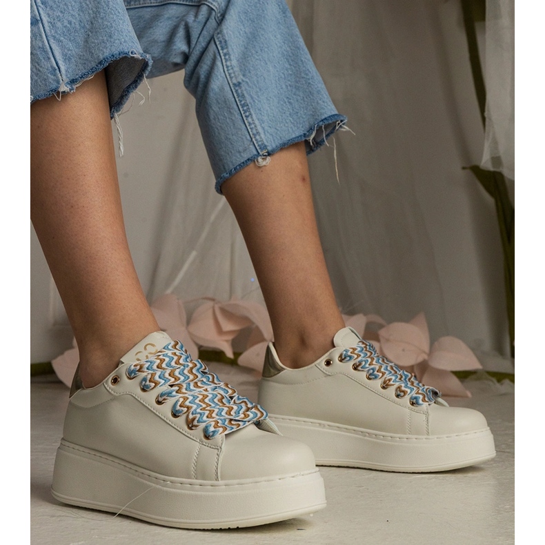 Beige kvinnors sneakers med massiv snörning 1