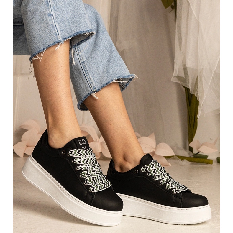 Svarta kvinnors sneakers med massiv snörning = 2