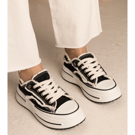 Svarta kvinnors sneakers på en hög sula 1