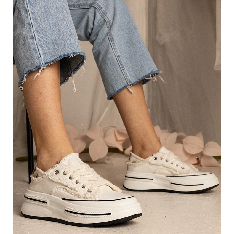 Vita kvinnors sneakers på en hög sula 1