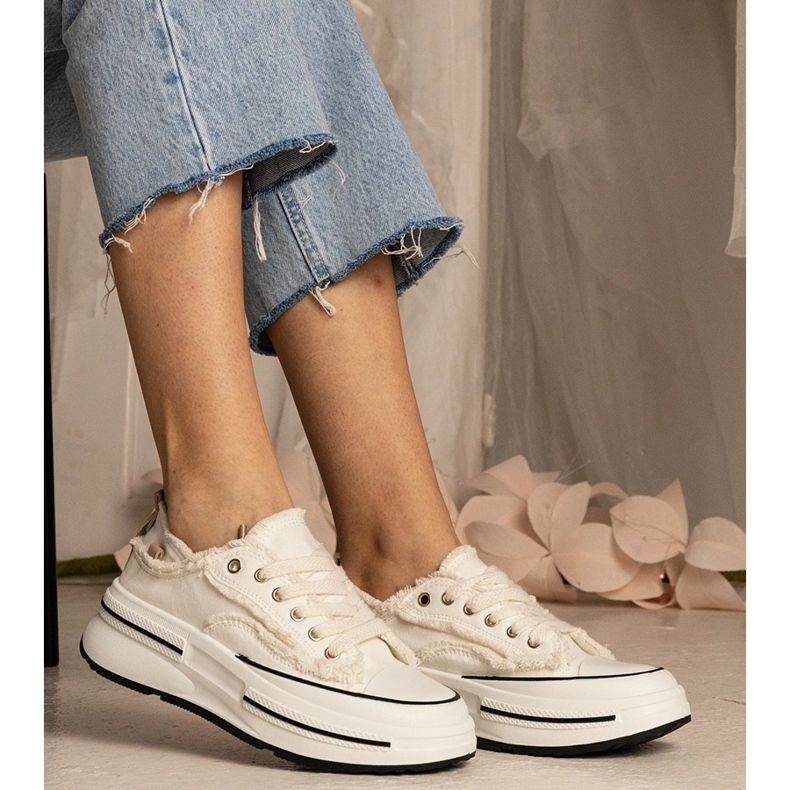 Vita kvinnors sneakers på en hög sula 2