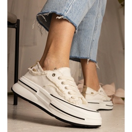 Vita kvinnors sneakers på en hög sula 4