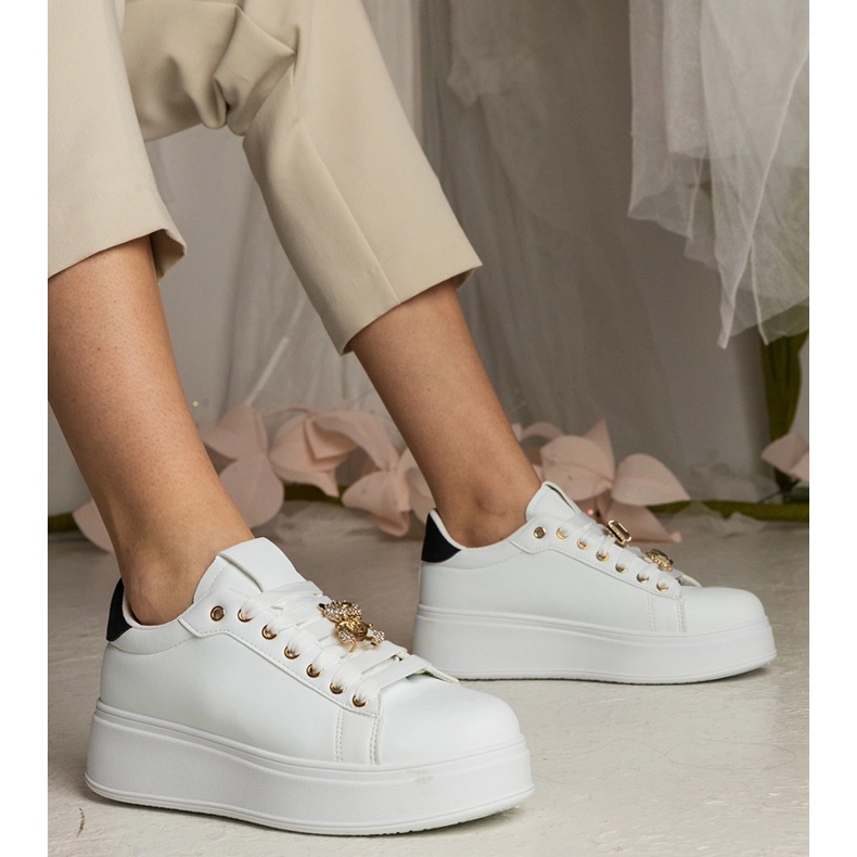 Kvinnors vita och vita sneakers dekorerade med stenar 1