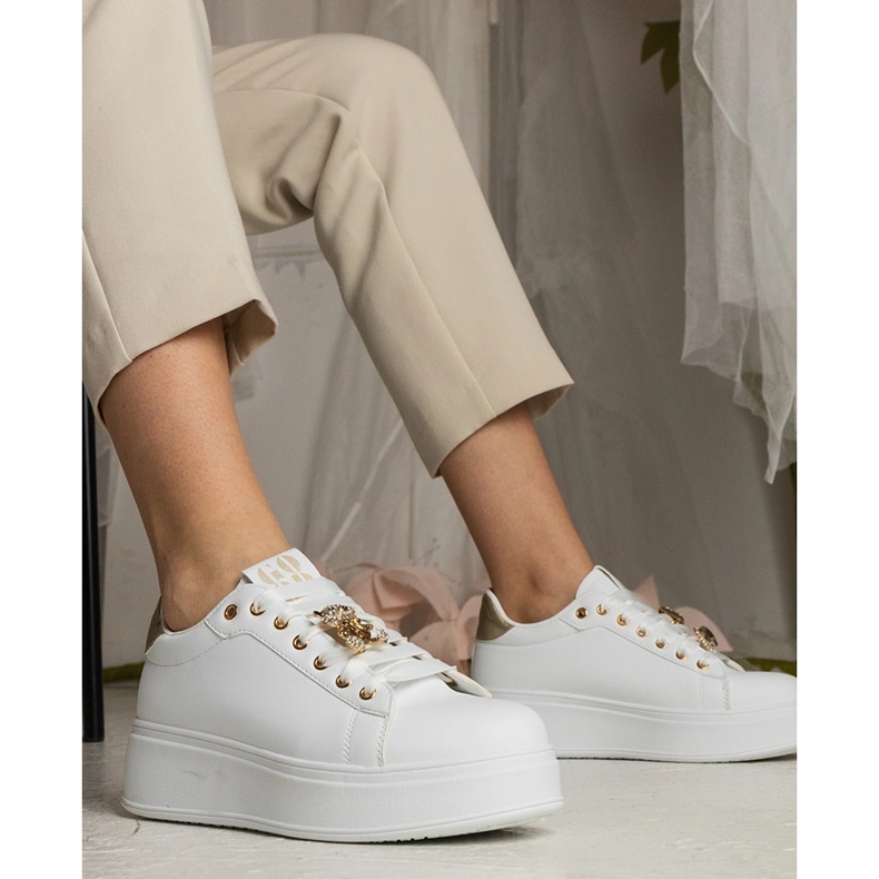 Kvinnors vita och guld sneakers dekorerade med stenar 1