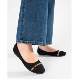 Svart platta kvinnors ballerinor med en prydnad 1