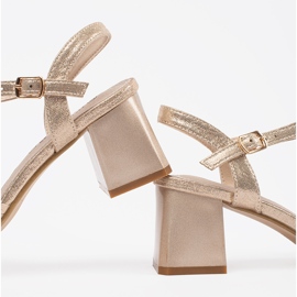 Goodin Gyllene eleganta sandaler på en låg stolpe 1