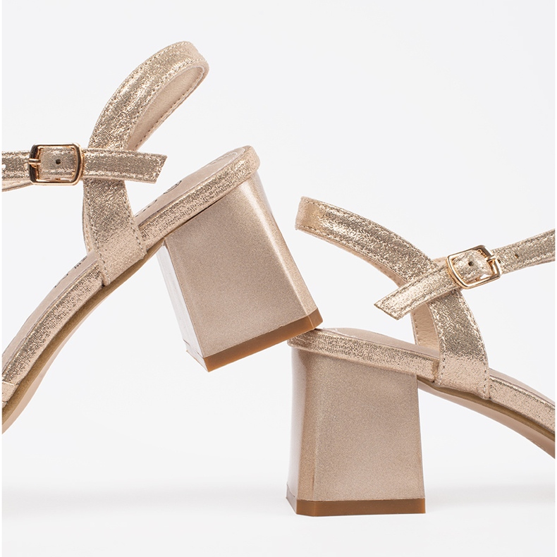 Goodin Gyllene eleganta sandaler på en låg stolpe 1