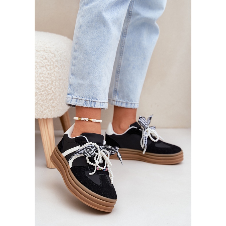 Kvinnors sneakers på plattformen med svarta dekorationer 2