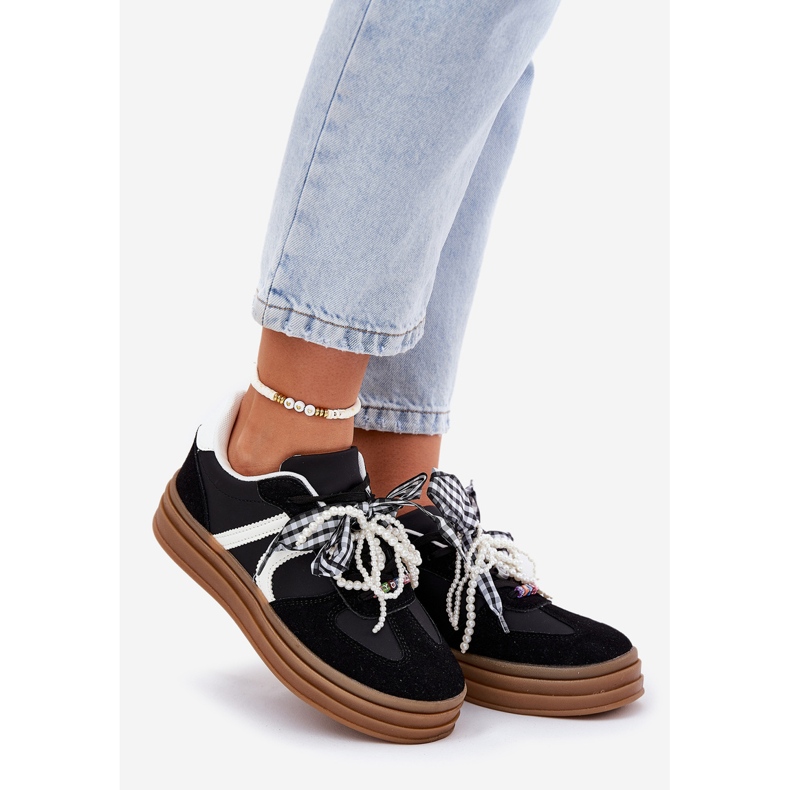 Kvinnors sneakers på plattformen med svarta dekorationer 1