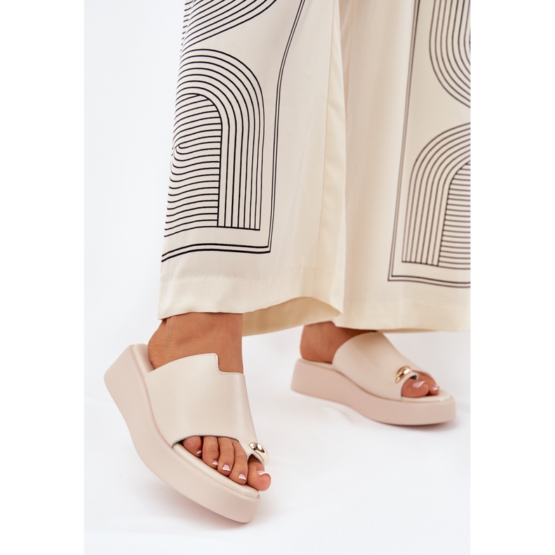 Kvinnors flip flops på plattformen och låga kilar med dekorativ detalj beige 2