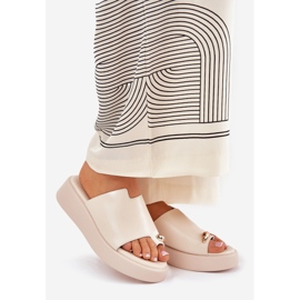 Kvinnors flip flops på plattformen och låga kilar med dekorativ detalj beige 1