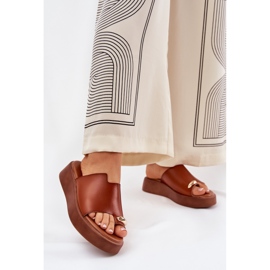 Kvinnors flip flops på plattformen och låg kil med en dekorativ kameldetalj brun 2