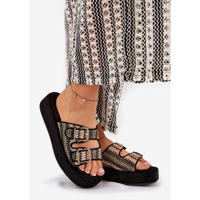 Kvinnors flip flops på plattformen med spännen och svart fläta 1