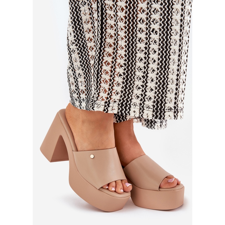 Kvinnors Eco Leather Slippers on the Post och Khaki -plattformen beige 1