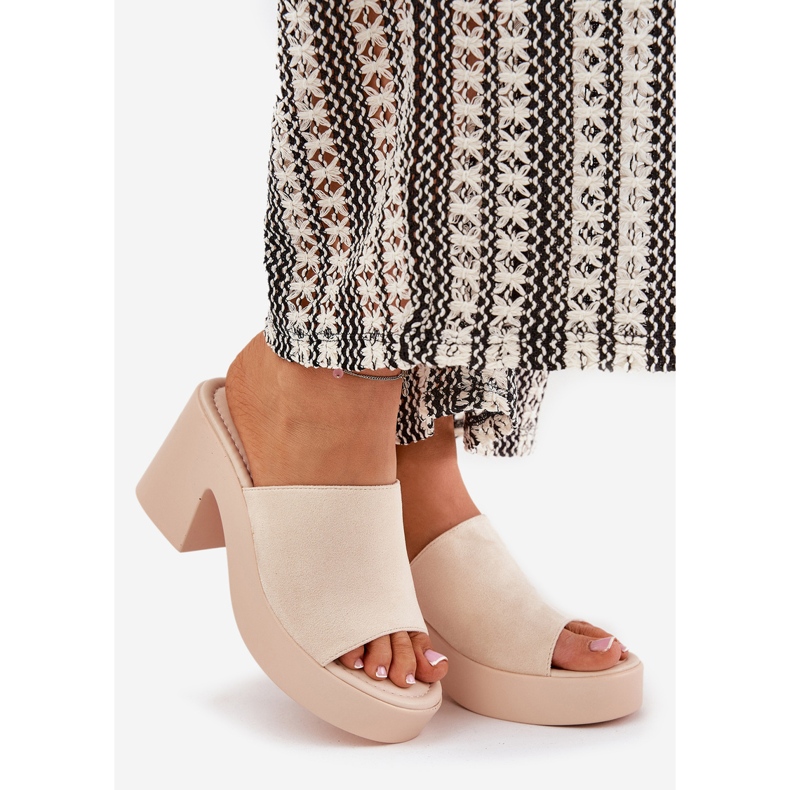 Kvinnors tofflor på posten och plattformen beige 1