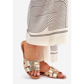 Platta kvinnors flip flops med sammanflätande gyllene ränder 1