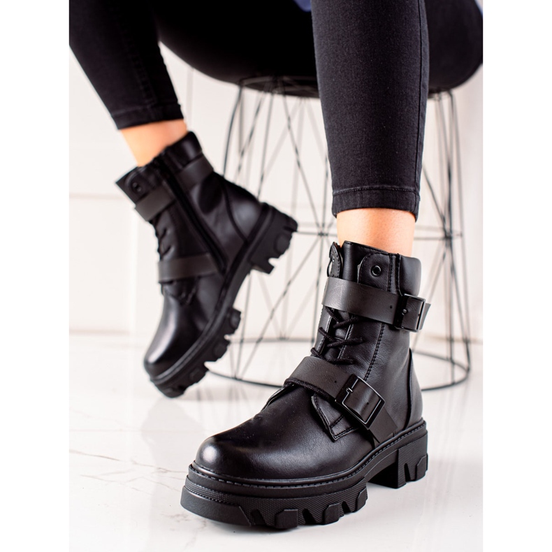 Arbetare med svarta spännen 2