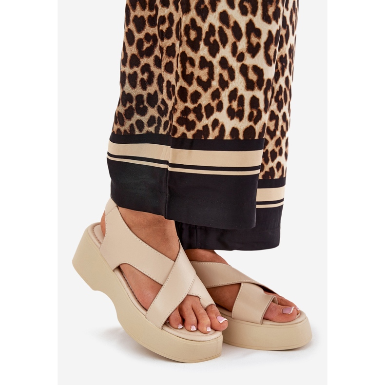 Kvinnors sandaler på plattformen och en kil ekosläder beige 1