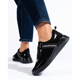 Svarta sportskor i naturläder 1