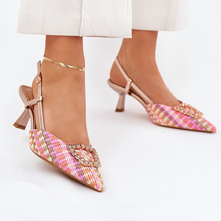 Höga klackar med en prydnad och en föråldrad champagnehäl mångfärgad 2