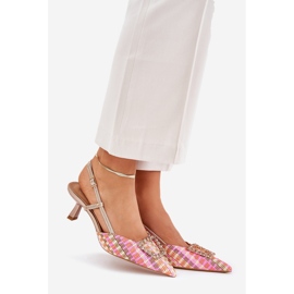 Höga klackar med en prydnad och en föråldrad champagnehäl mångfärgad 1