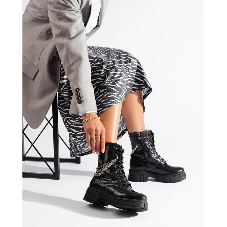 Svarta stövlar med kedjor från Sokolski 1