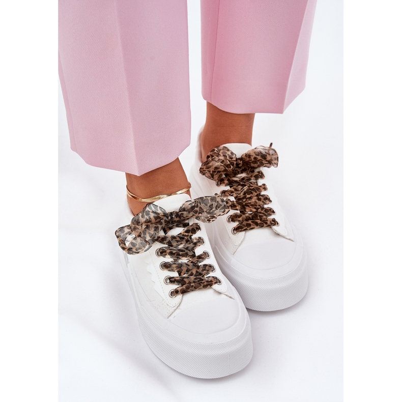 Kvinnors sneakers på en massiv plattform med dekorativ snörning vit 2