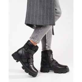 Arbetare med svarta spännen 2