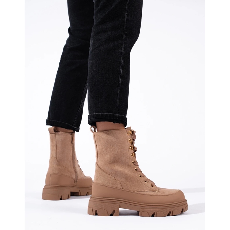 W. Potocki Kvinnliga arbetare på en beige Potocki-plattform 1