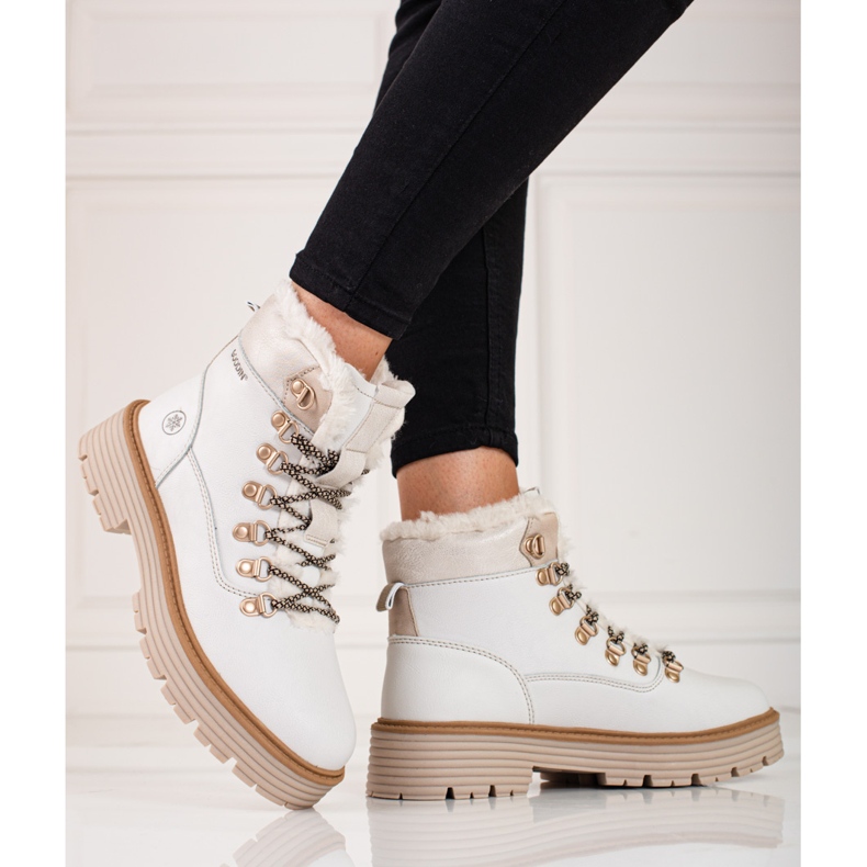 Kvinnors vita vandringsskor 2