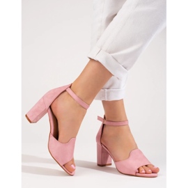 Rosa damsandaler på stolpen av W. Potocki 2