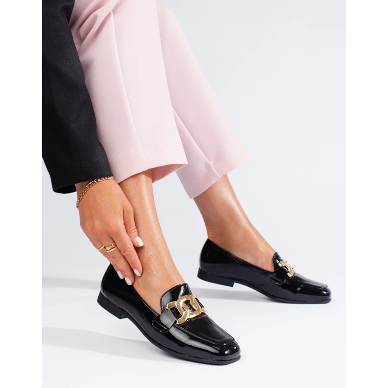 Lackade svarta damskor med en Shelovet-kedja 1