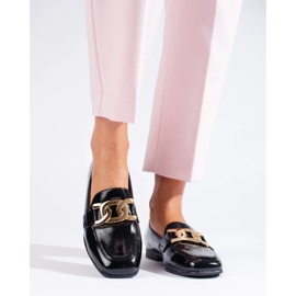 Lackade svarta damskor med en Shelovet-kedja 2