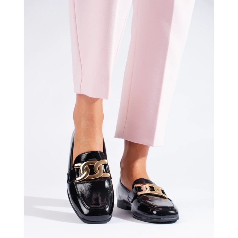 Lackade svarta damskor med en Shelovet-kedja 2