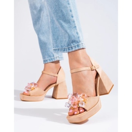 Beige dubbade sandaler från Shelovet 1