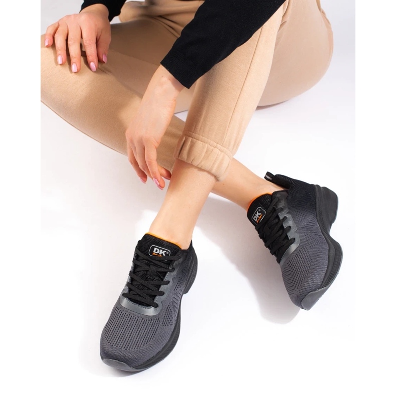 Svarta och gråa damsportskor från DK 2