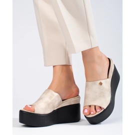 Metalliska flip flops på en hög kil gyllene 1