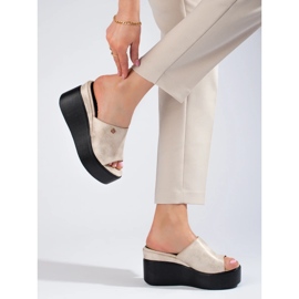 Metalliska flip flops på en hög kil gyllene 2