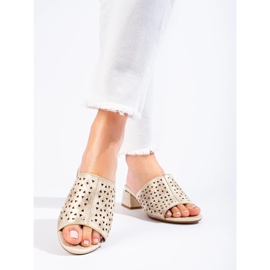 OpenWork Golden Flip Flops på ett lågt metalliskt inlägg gyllene 1