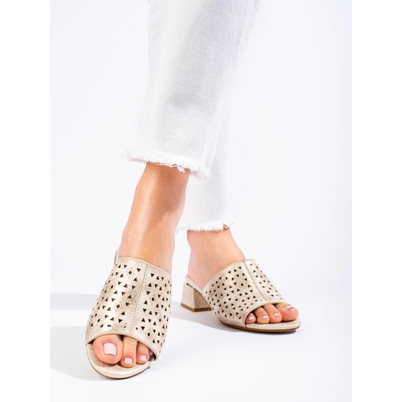 OpenWork Golden Flip Flops på ett lågt metalliskt inlägg gyllene 1