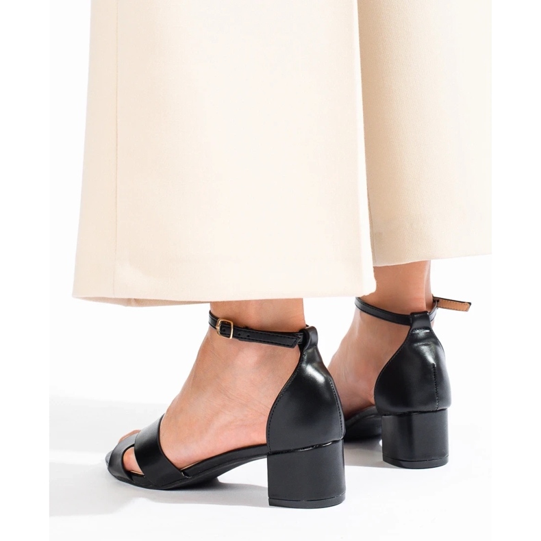 Svarta lågklackade sandaler från Shelovet 2