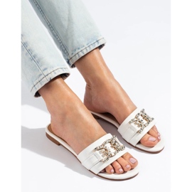 Vita damtofflor med ett elegant Shelovet-spänne 2