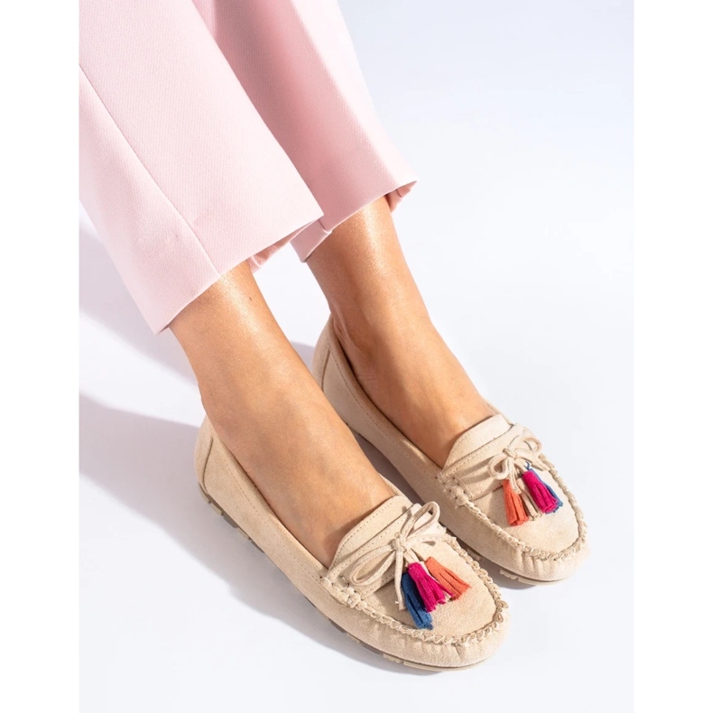 Beige mocka boho loafers med tofsar från Shelovet 2