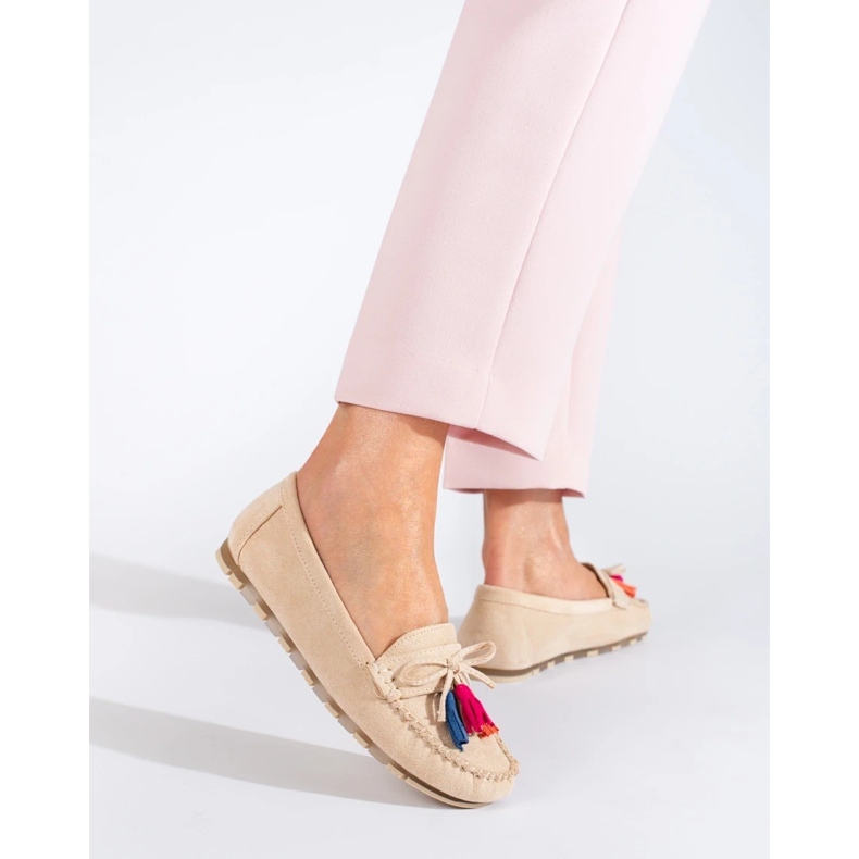Beige mocka boho loafers med tofsar från Shelovet 1
