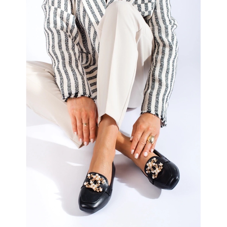 Svarta dam loafers med gulddekoration från Shelovet 2