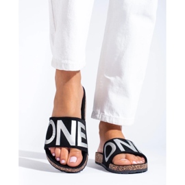 Svarta flipflops med silverbokstäver på Shelovet-kepsen 2