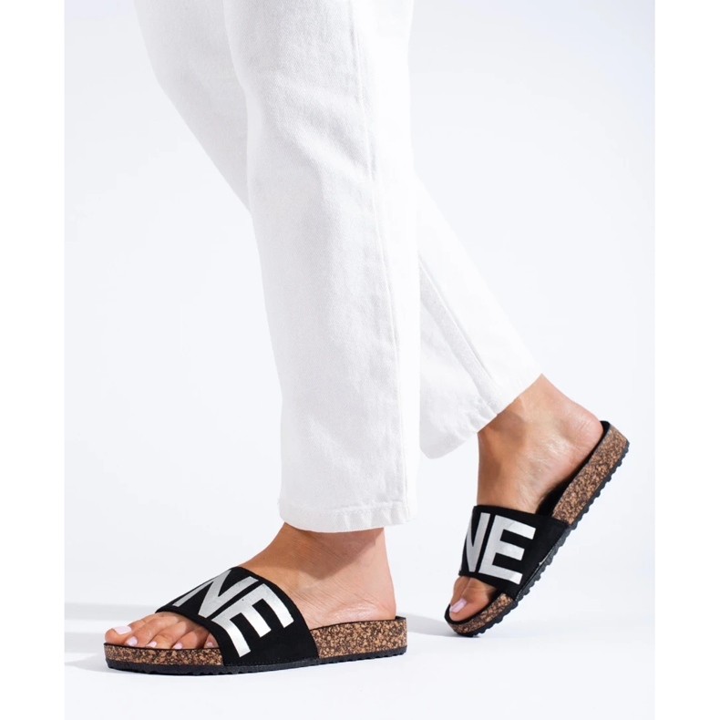 Svarta flipflops med silverbokstäver på Shelovet-kepsen 1