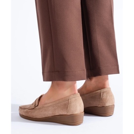 Beige loafers i mocka med låg wedge från Shelovet 1