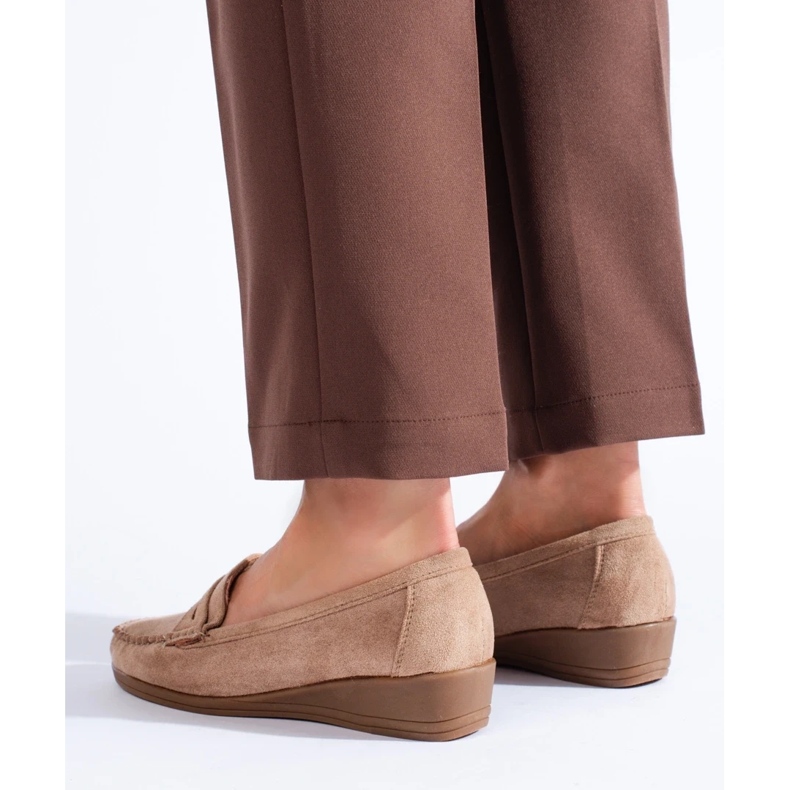 Beige loafers i mocka med låg wedge från Shelovet 1