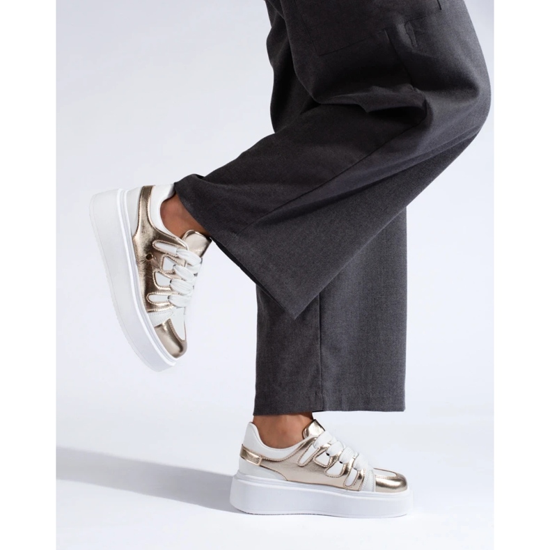 Guld och vita högplattformssneakers från Shelovet 2